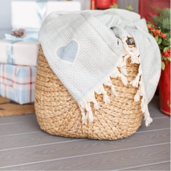 Droplet home goods x Jillian Harris 100% Organic Cotton throw Blanket - Picture 2 of 6